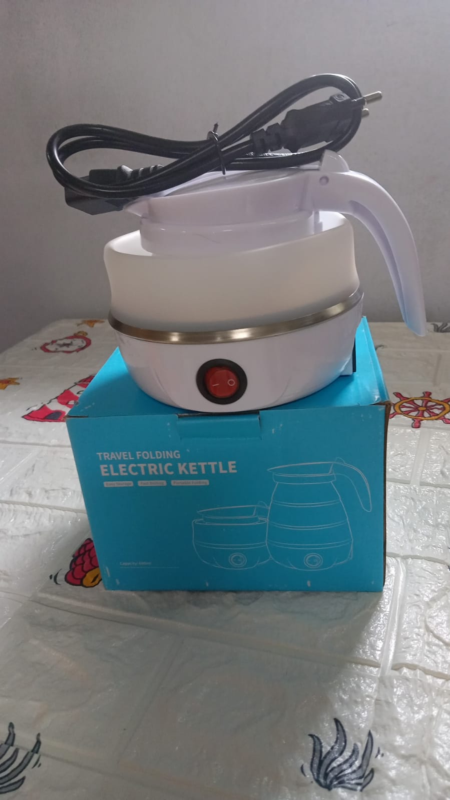 Portable electric kettle with collapsible silicone body