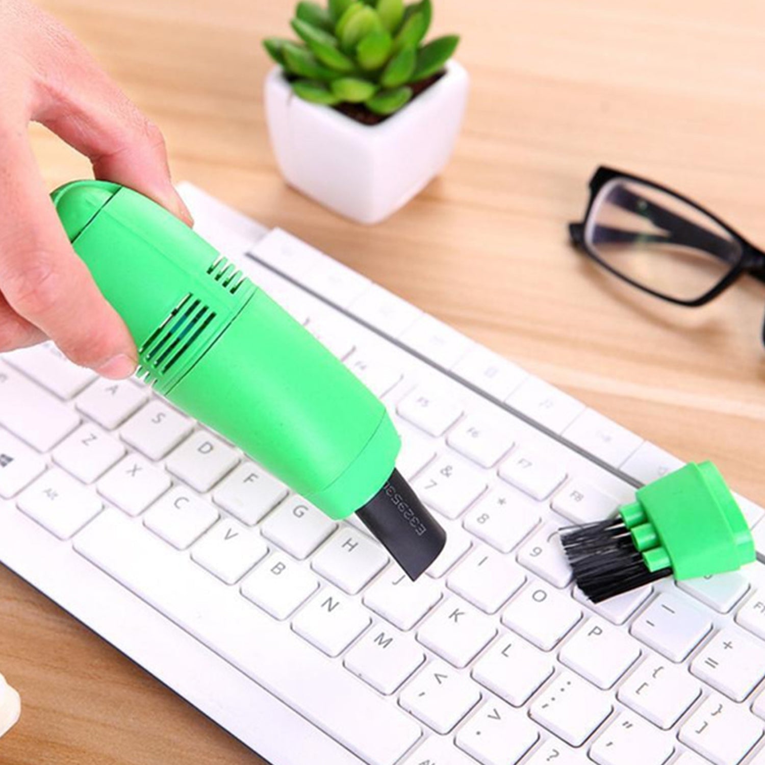 Multi-use mini vacuum cleaner for car and computer cleaning, powered via USB.