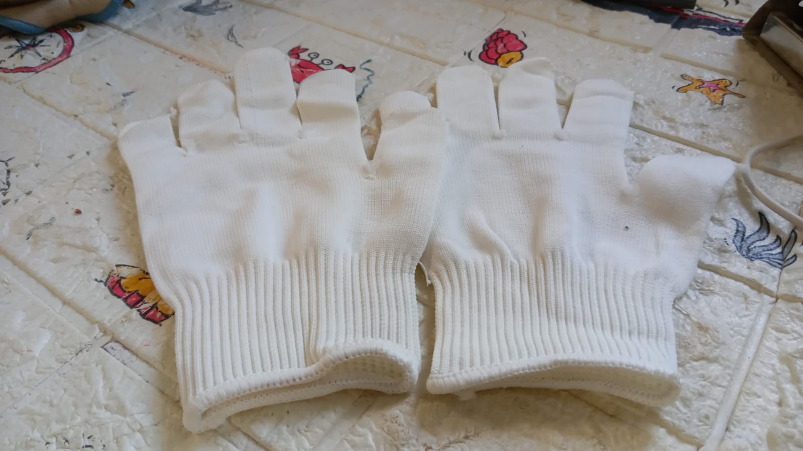 Safety gloves with heat and cut protection