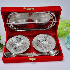 Silver plated bowls and spoons in gift box.