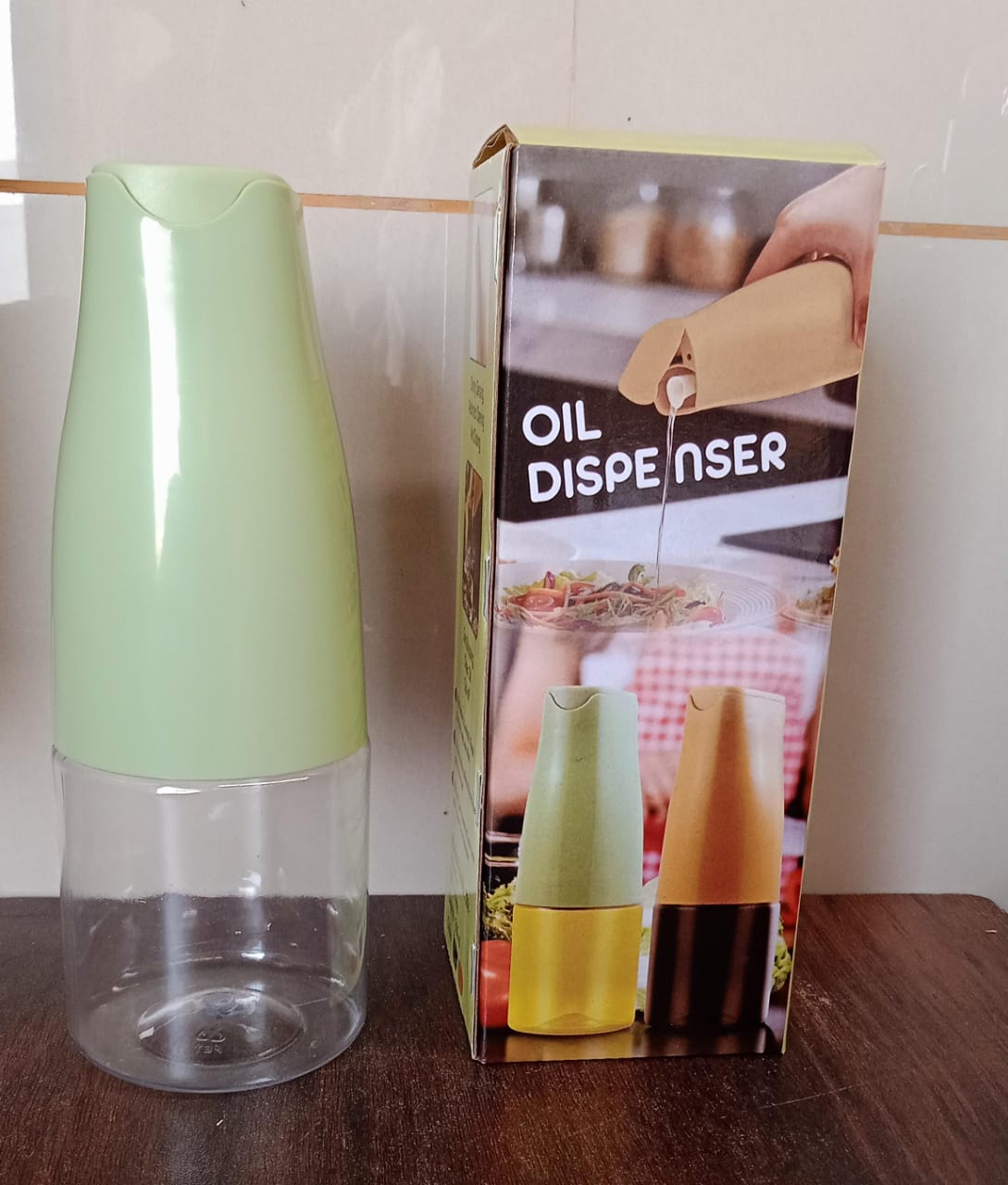500ml cooking oil dispenser features an automatic open lid, making it convenient for kitchen use