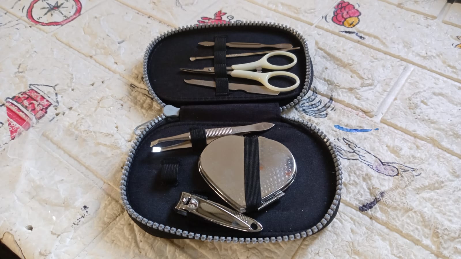 Manicure set with travel mirror and case