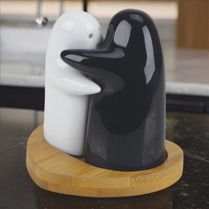 Ceramic spice shaker set in black and white hugging design on wooden base by Superior eMart