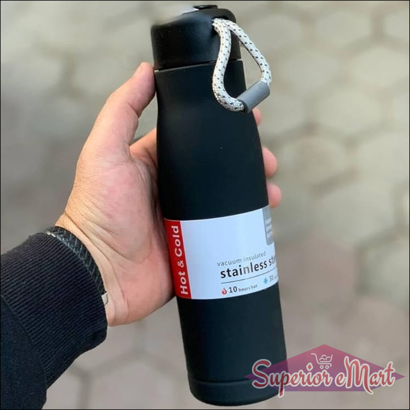 Double wall vacuum insulated water bottle in black, ideal for hot and cold drinks