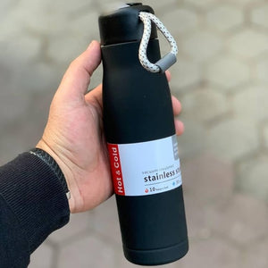 Double wall vacuum insulated water bottle in black, ideal for hot and cold drinks