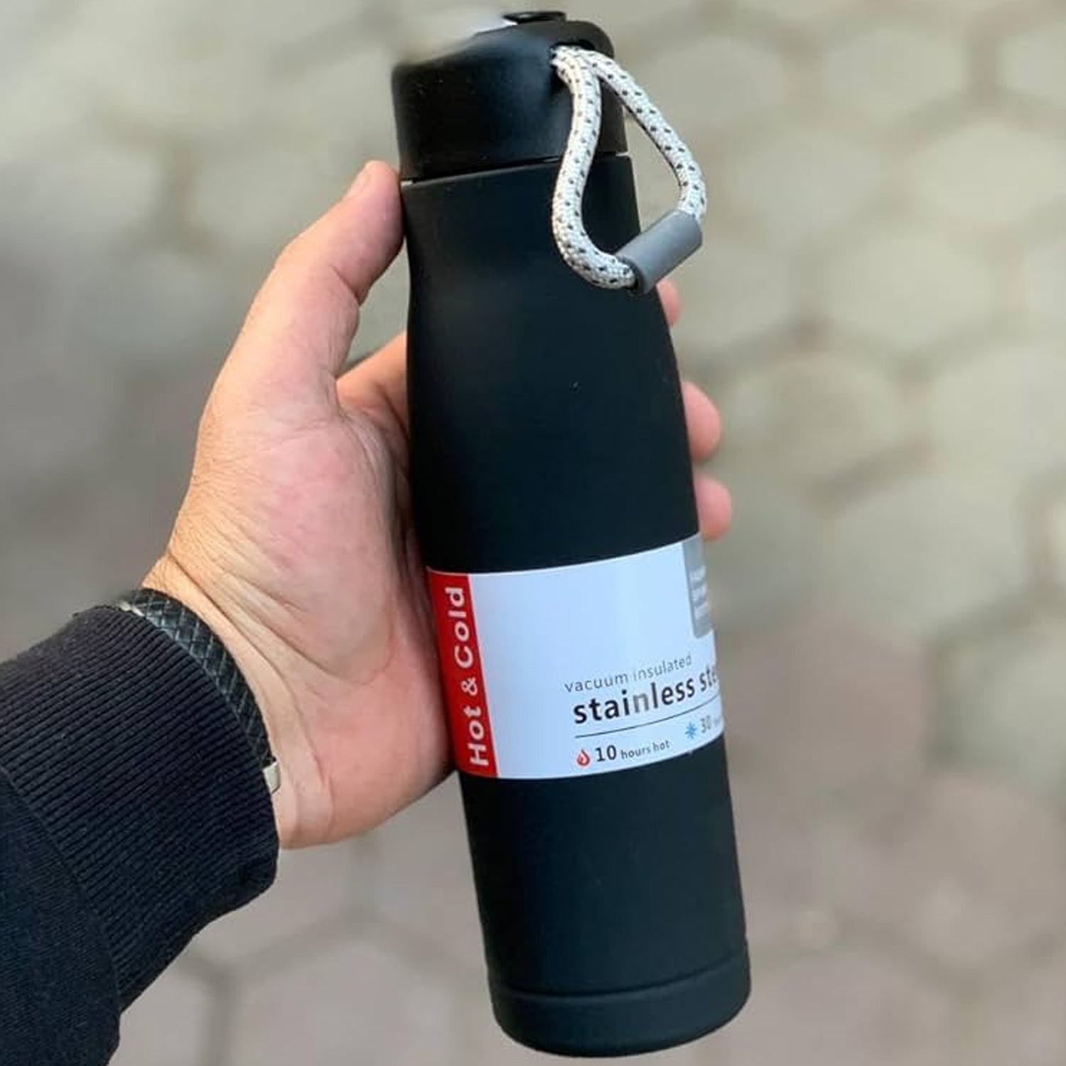 Double wall vacuum insulated water bottle in black, ideal for hot and cold drinks