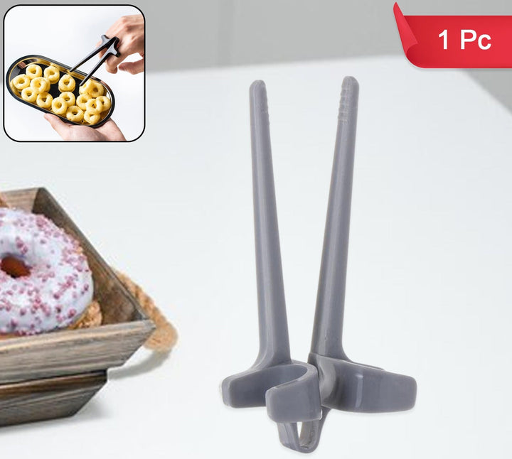 Finger chopsticks for gamers in gray color, ideal for enjoying snacks without messy fingers
