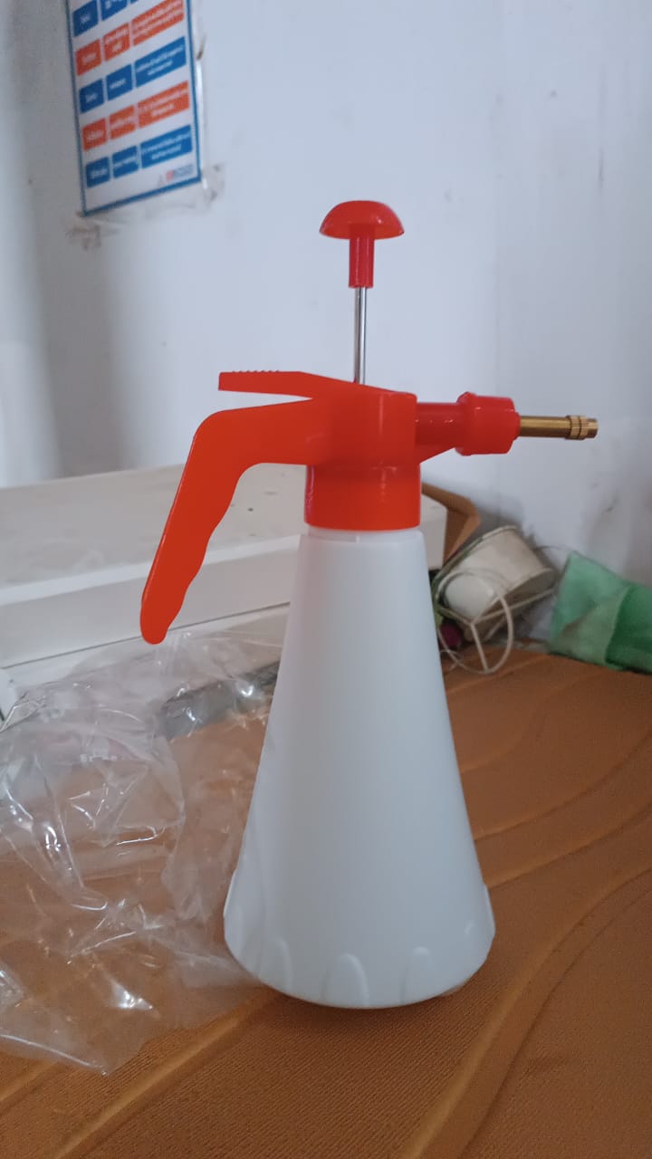 Superior eMart garden pressure sprayer 1 litre with adjustable nozzle for efficient watering