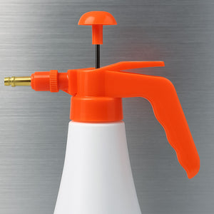 Garden pressure sprayer 1 litre with an easy-to-use trigger handle and orange nozzle for effective spraying