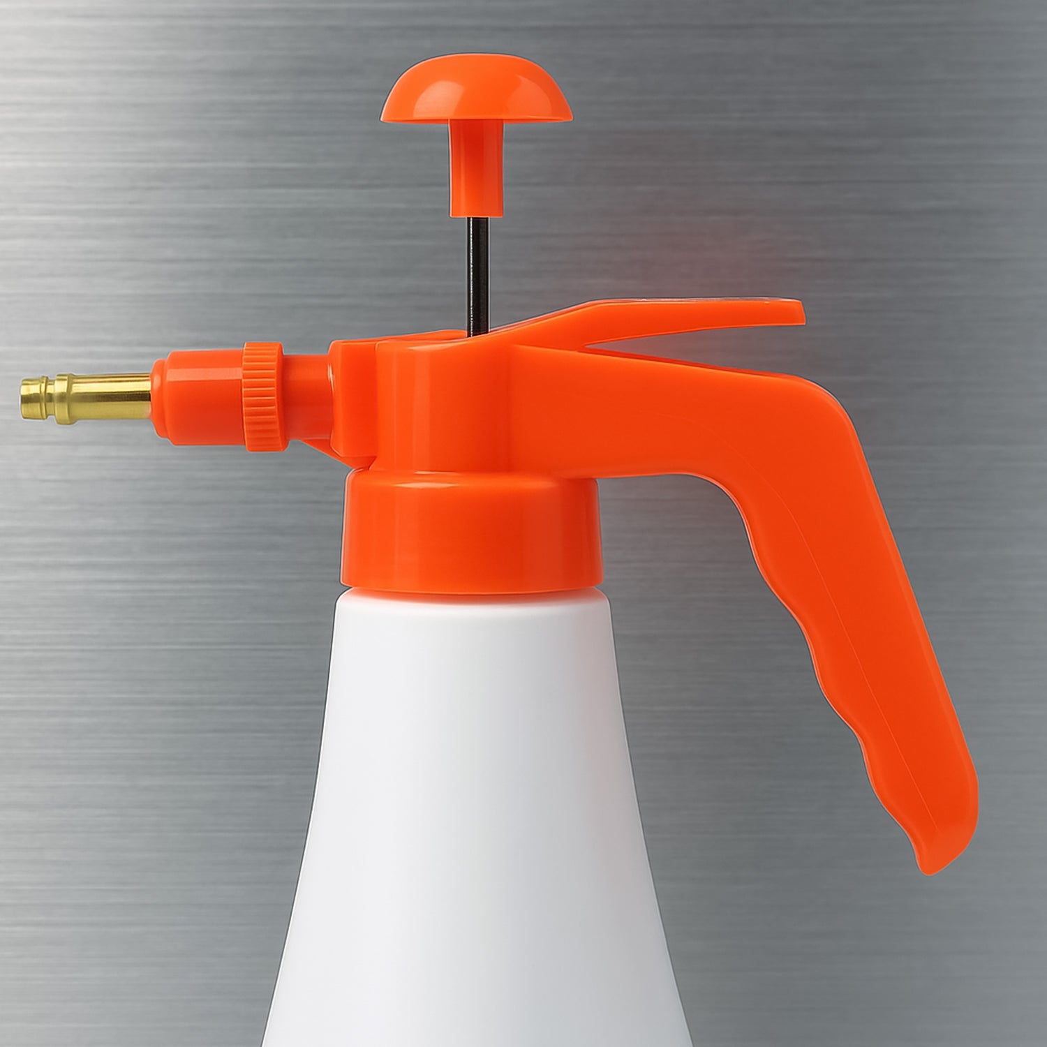 Garden pressure sprayer 1 litre with an easy-to-use trigger handle and orange nozzle for effective spraying