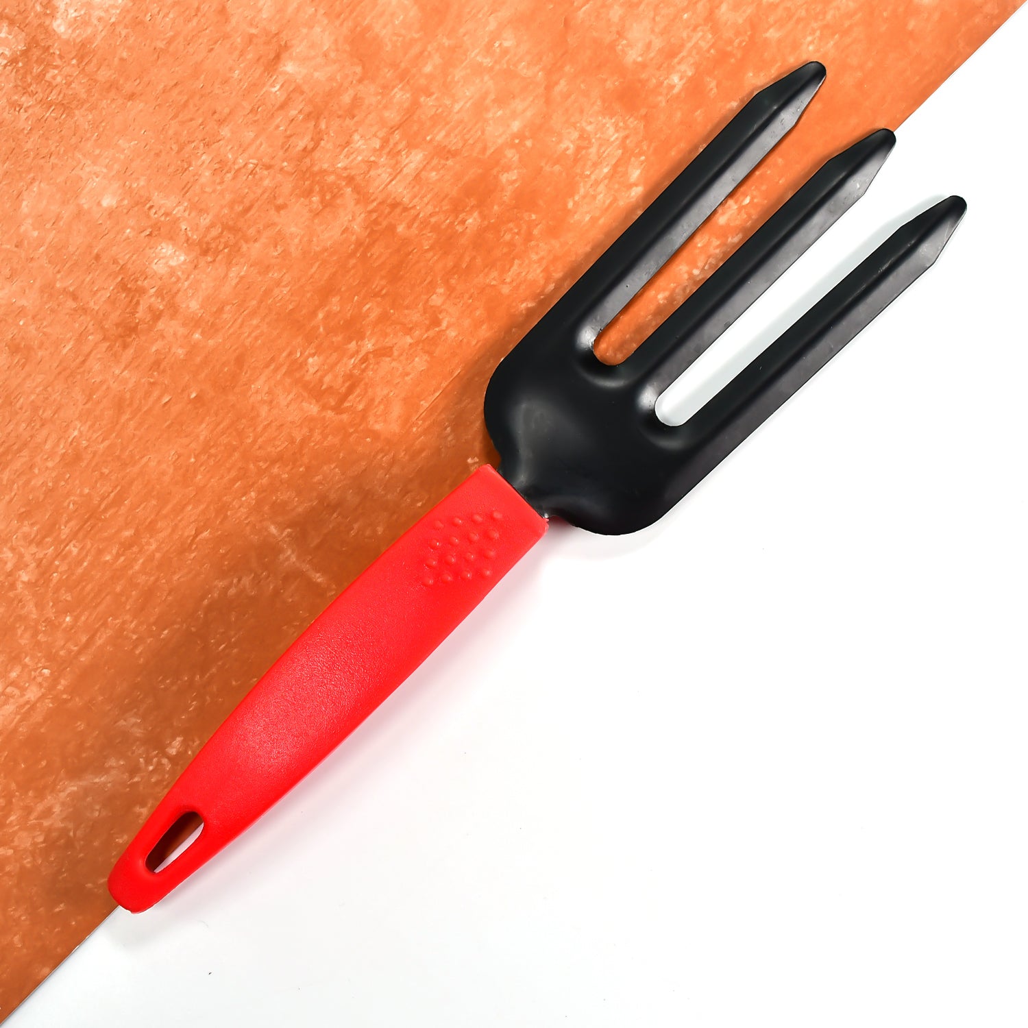 3 piece gardening tool kit including a durable red handheld cultivator for easy soil aeration