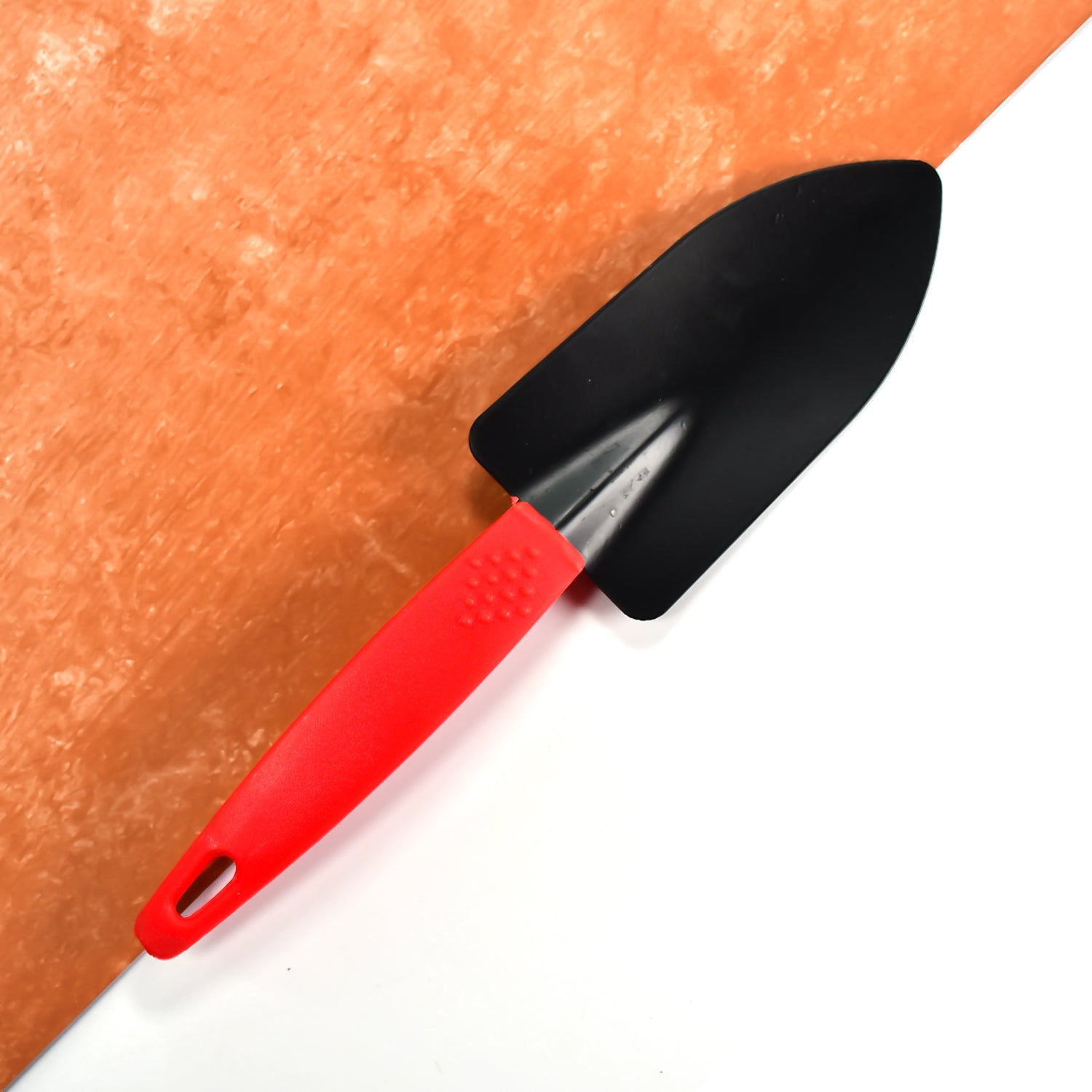3 piece gardening tool kit including a trowel with ergonomic red handle for easy planting