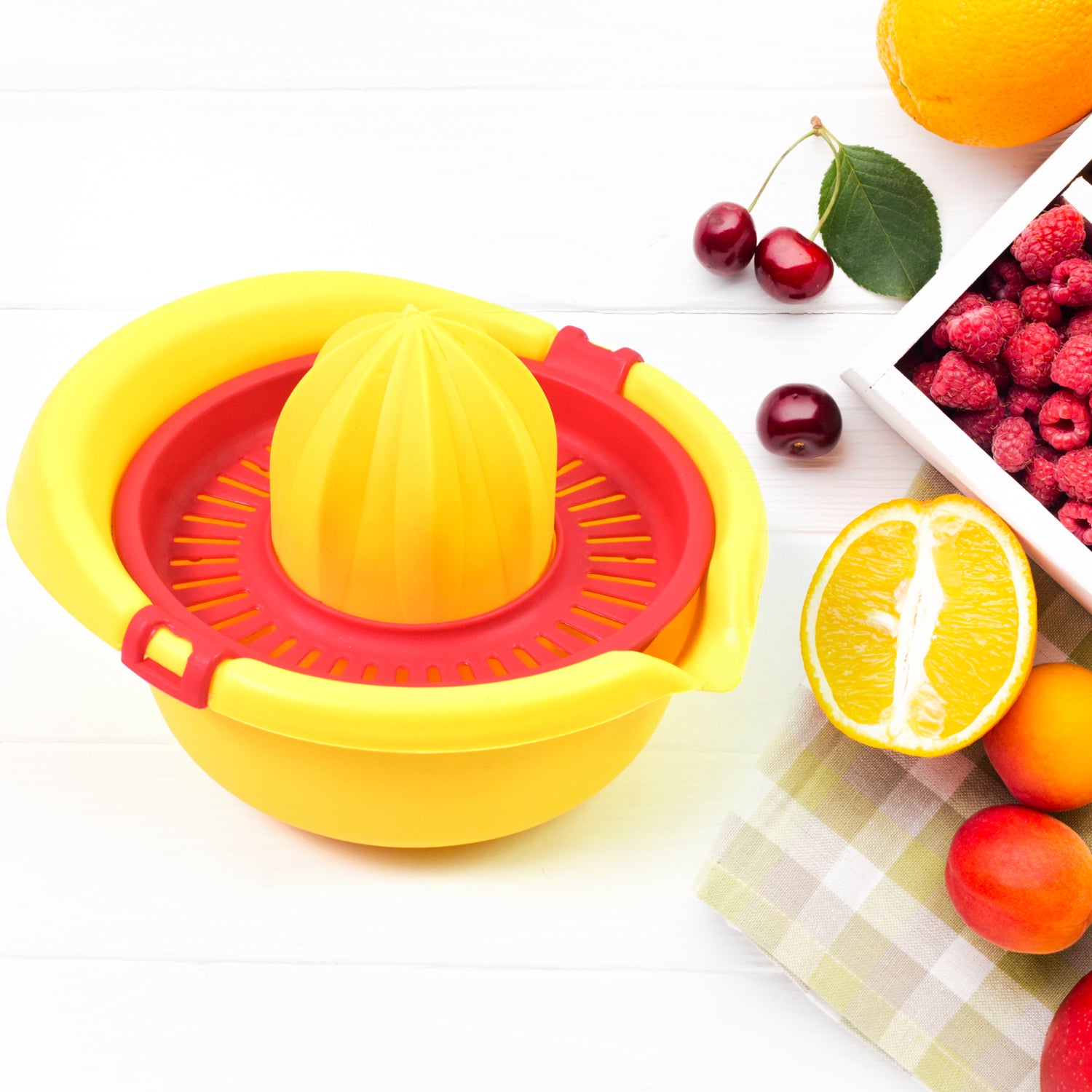 Bright yellow manual citrus juicer 300ml with a strainer for fresh juice and easy fruit squeezing
