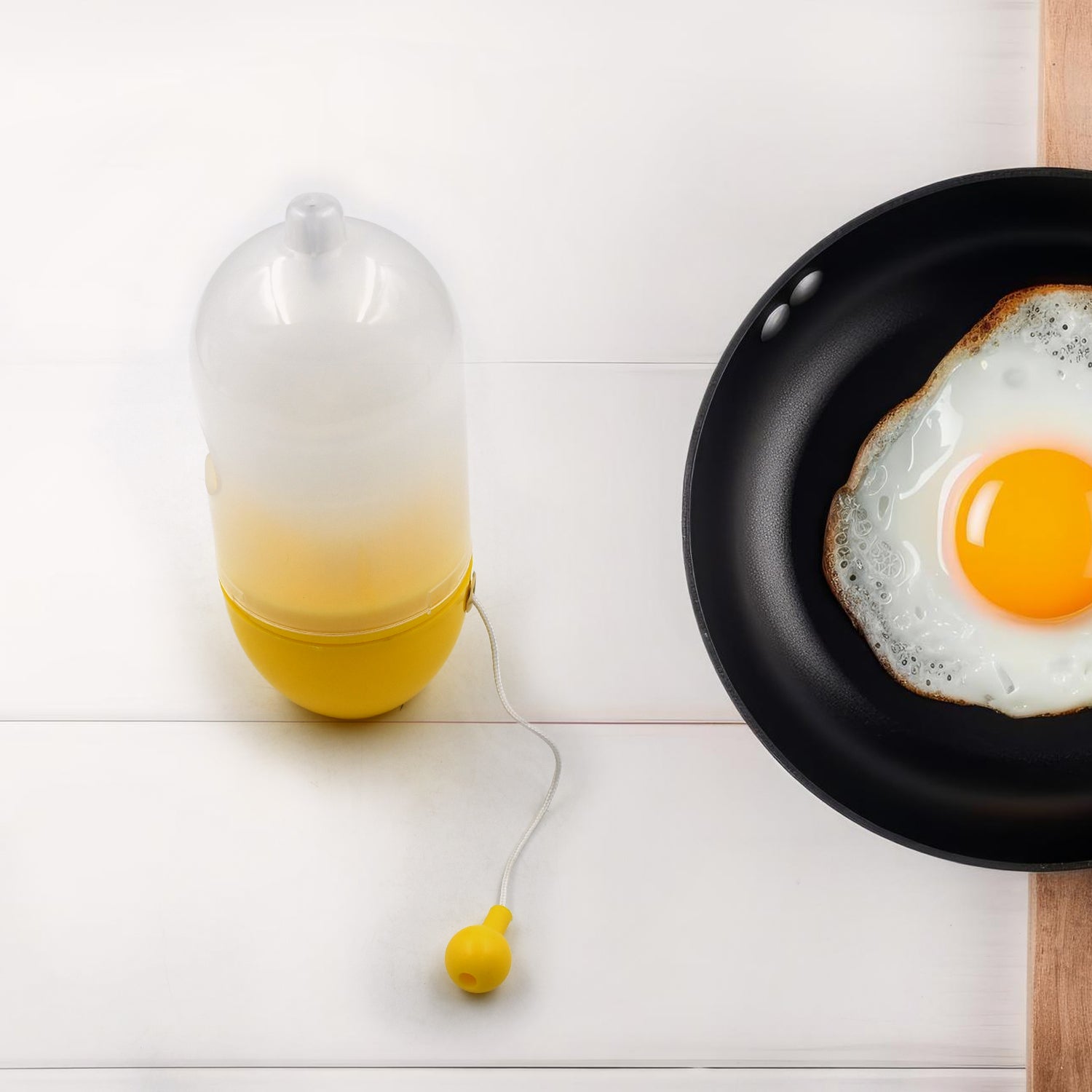 Superior eMart manual egg scrambler for quick and easy egg mixing in the kitchen