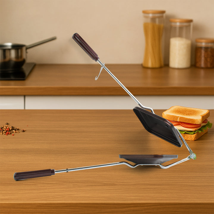 Non stick sandwich toaster with heat-resistant handle for easy and safe grilling in the kitchen
