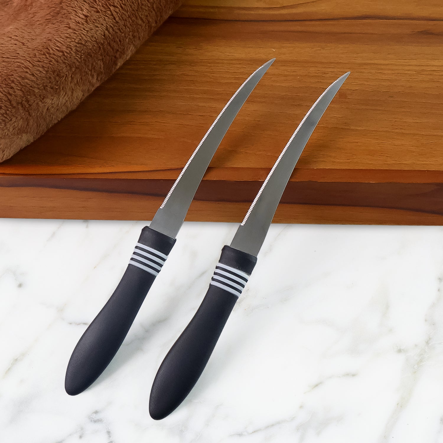 प्रीमियम किचन नाइफ सेट with ergonomic handles and sleek stainless steel blades on a wooden cutting board