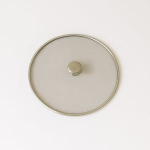 Stainless steel mesh splatter screen for frying and cooking, designed to prevent oil splatters