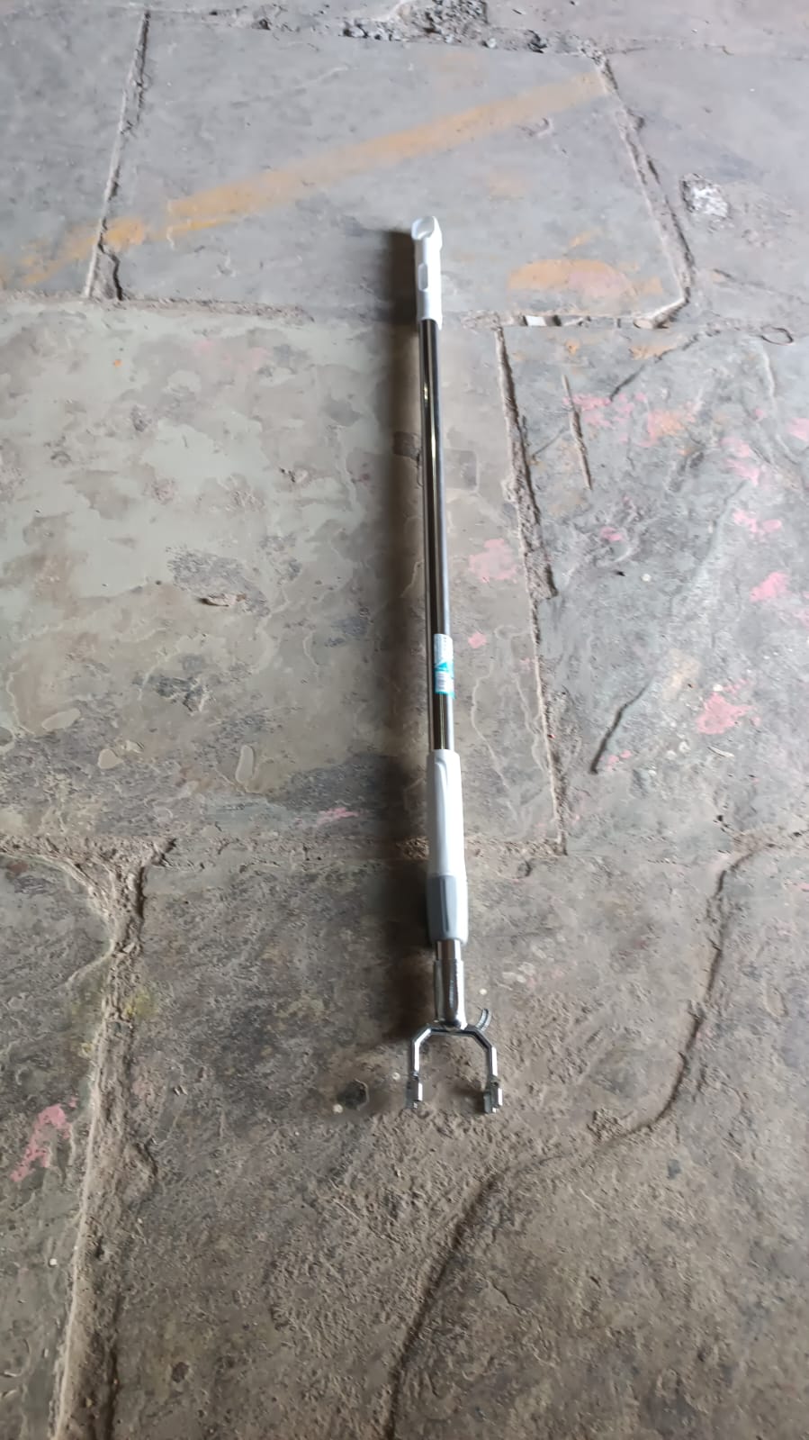 Steel telescopic hanger tool designed for easy outdoor and indoor hanging solutions