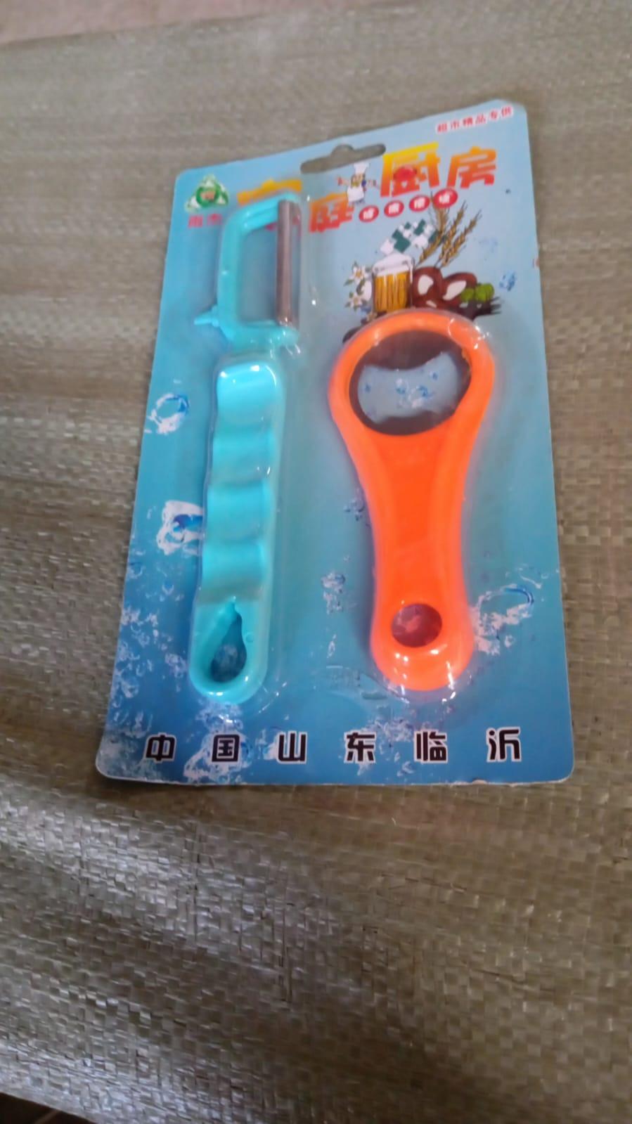 Vegetable and fruit peeler set in blue and orange packaging, ideal for everyday kitchen tasks