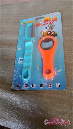 Vegetable and fruit peeler set in blue and orange packaging, ideal for everyday kitchen tasks
